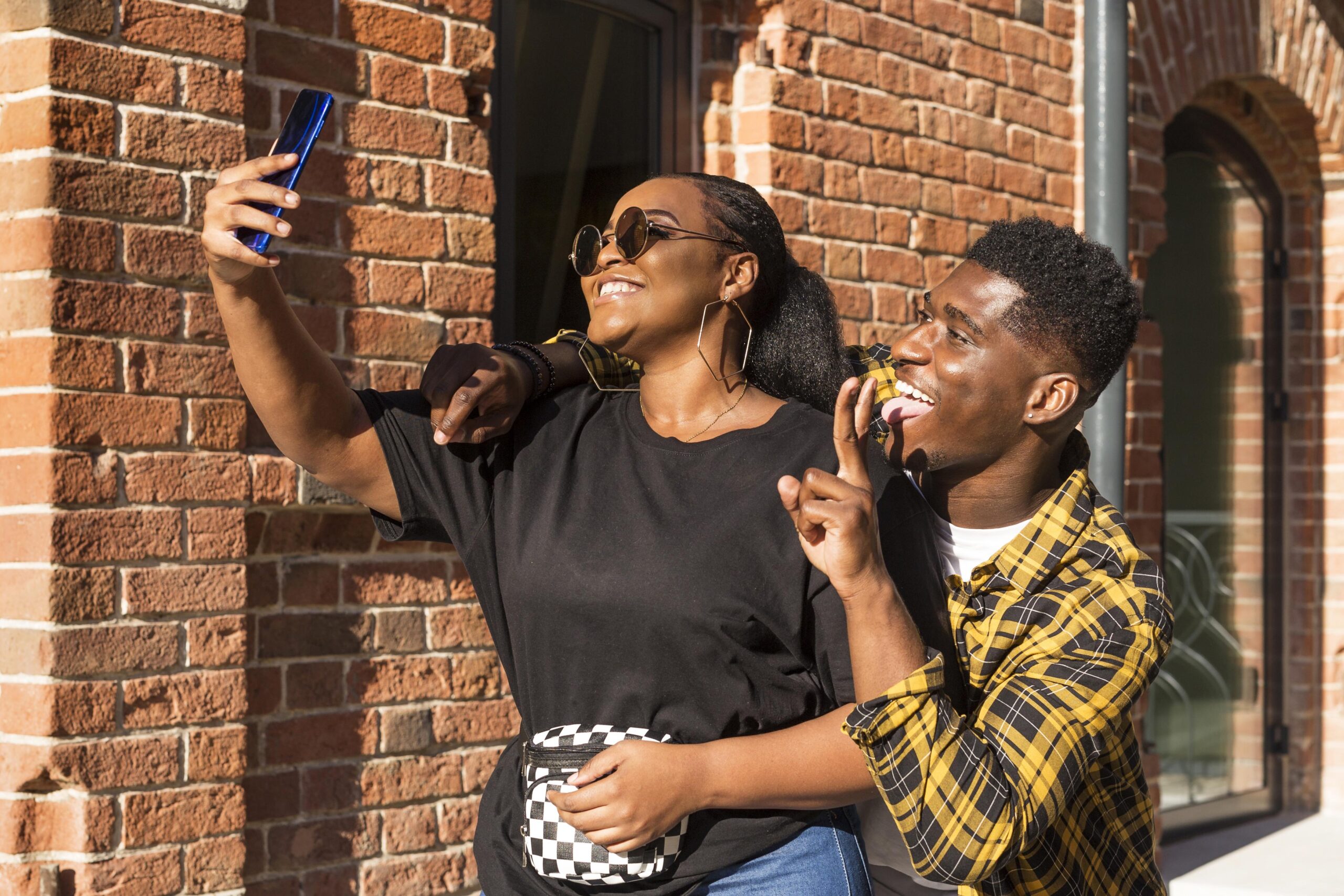 best-friends-taking-selfie-together